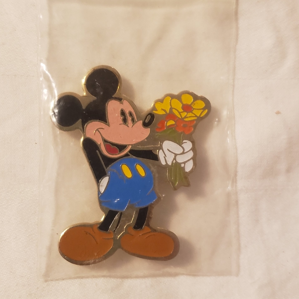 Disney Mickey Mouse With Flower Bouquet Pin